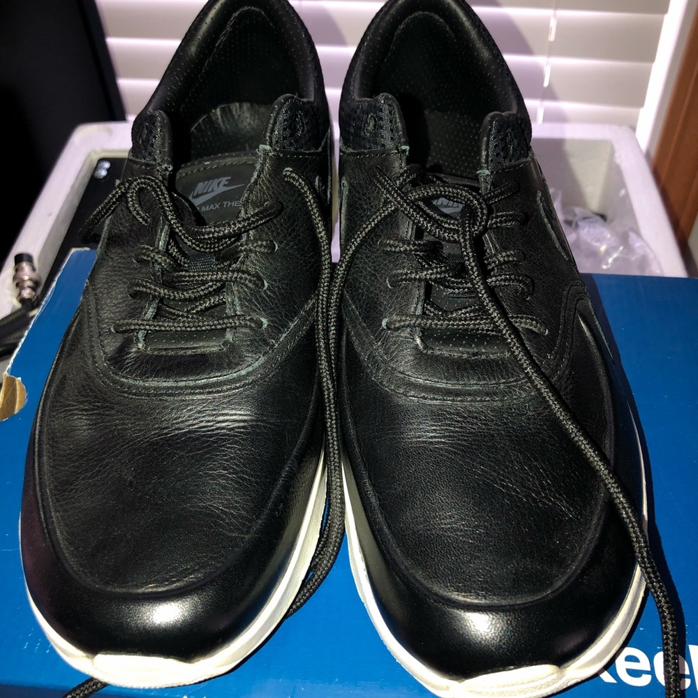 Ladies Nike good walking shoe